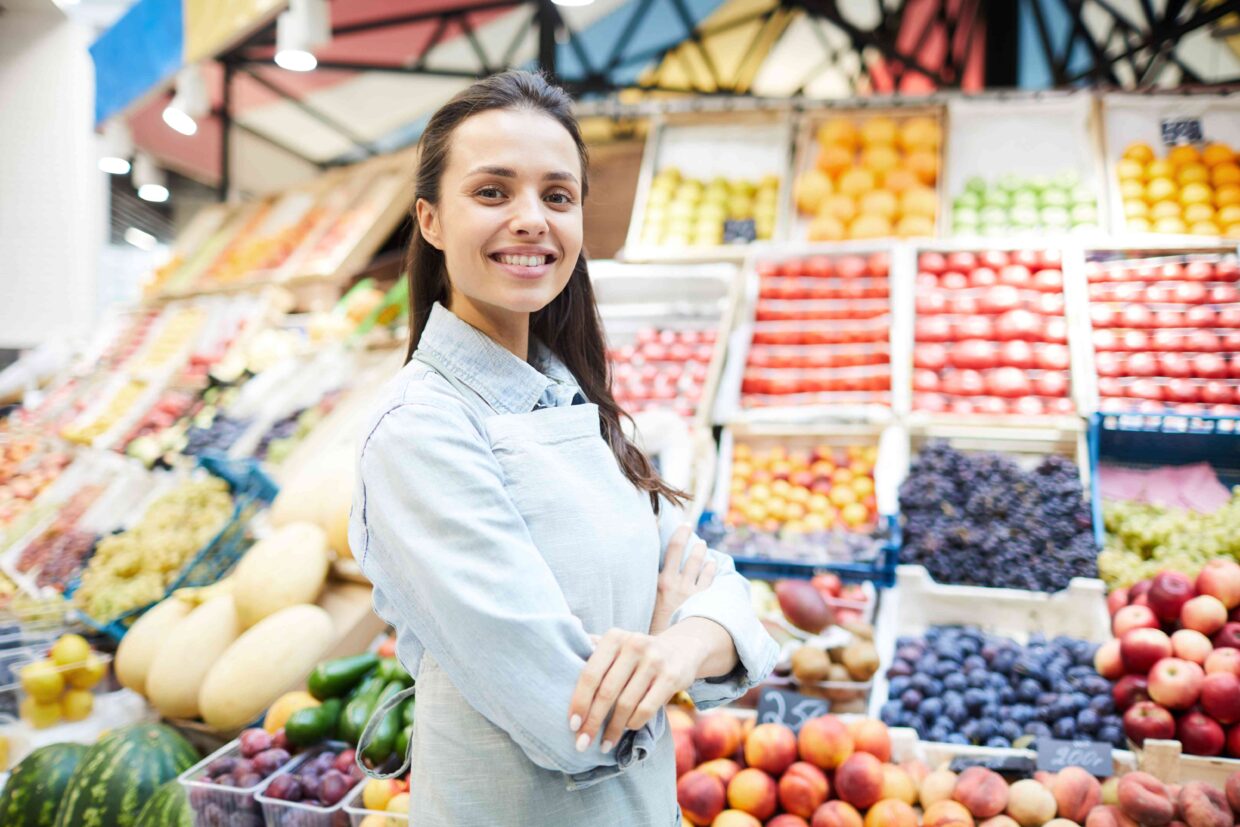 Junge Handelsfachwirtin arbeitet im Supermarkt.