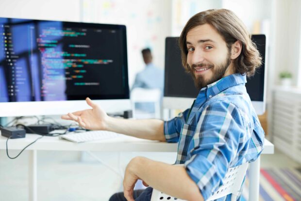 Fachinformatiker arbeitet am Computer.