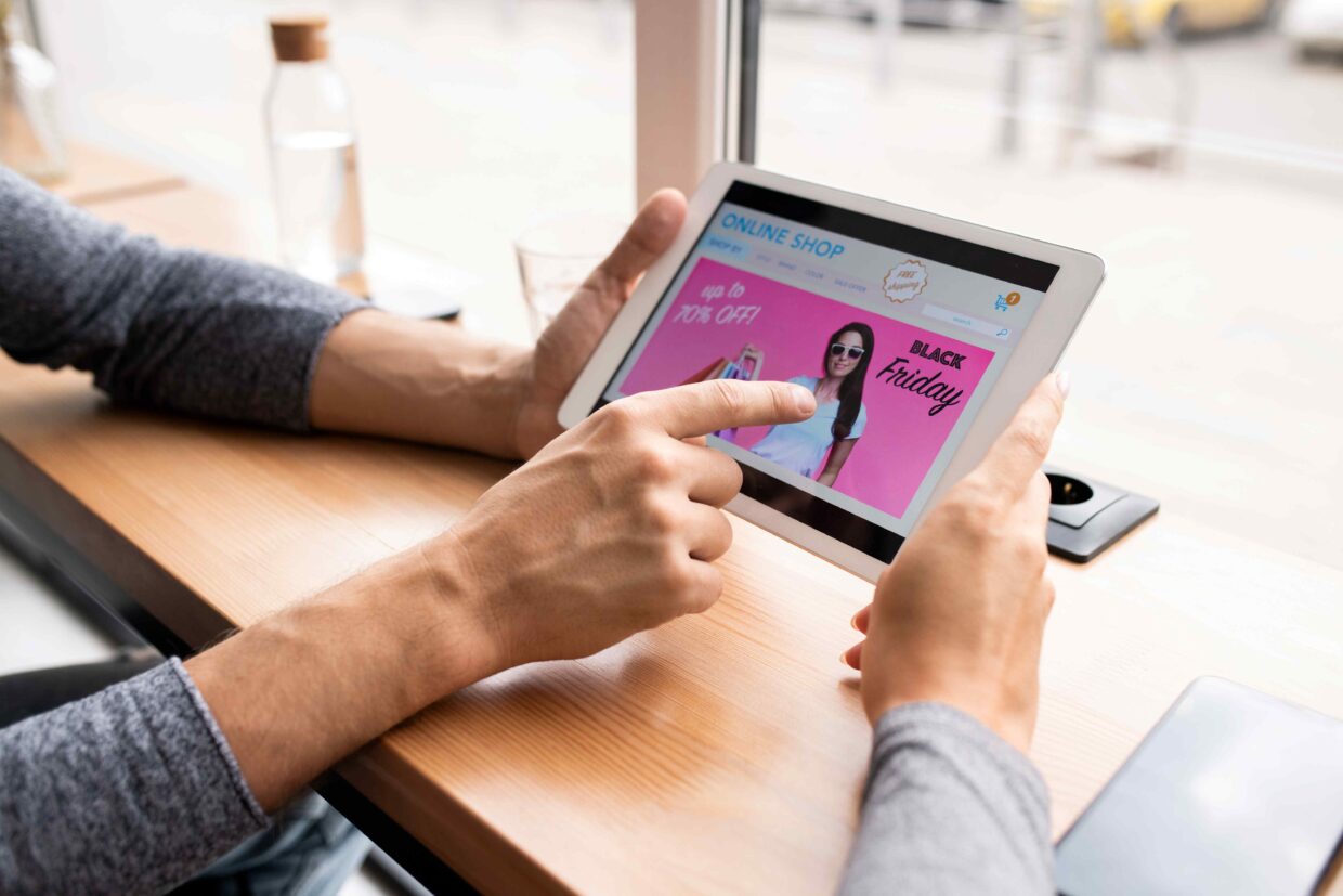 Digital Commerce Manager arbeiten mit Tablet an einem Onlineshop.