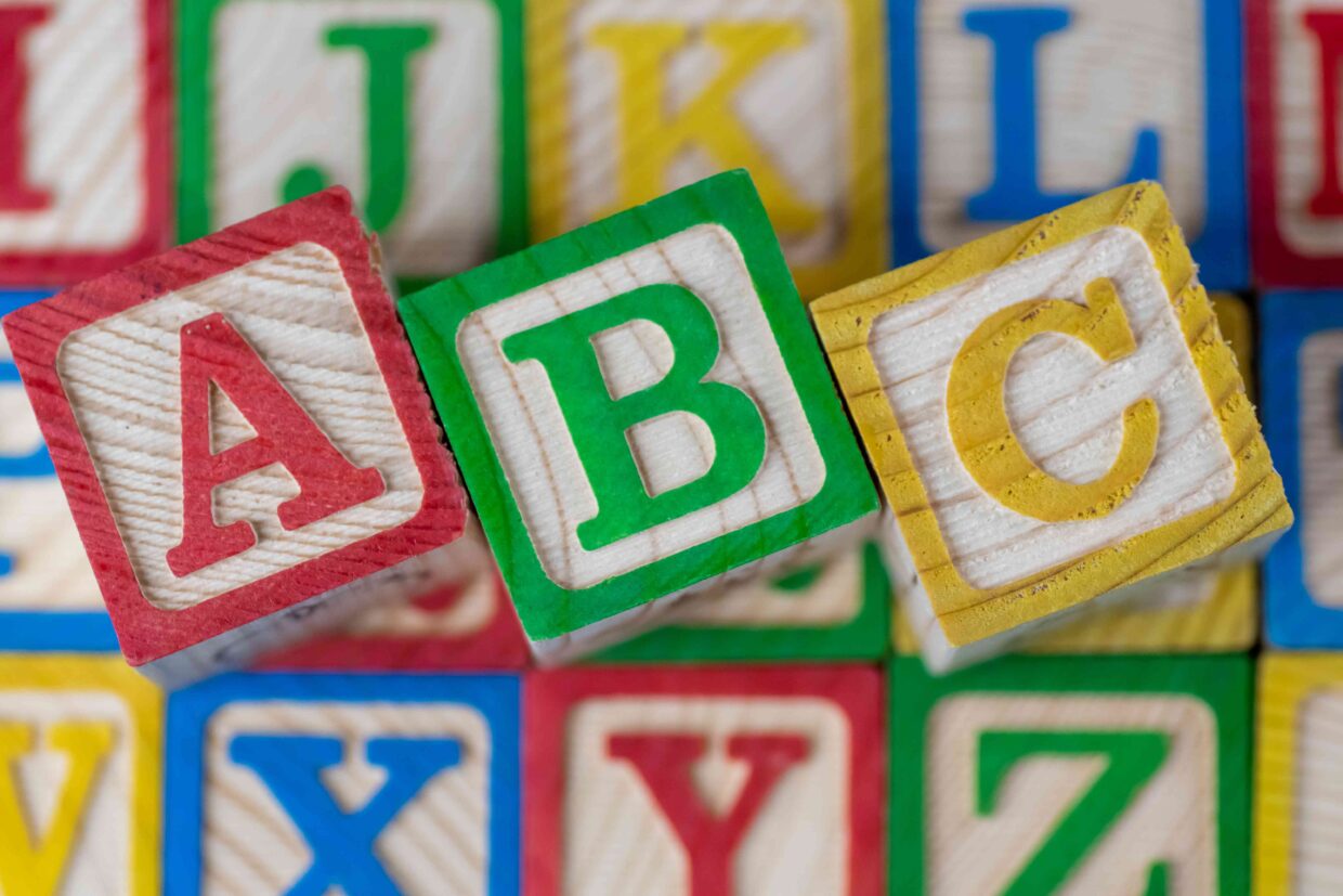 Buchstabenblöcke, gefertigt von einem Holzspielzeugmacher