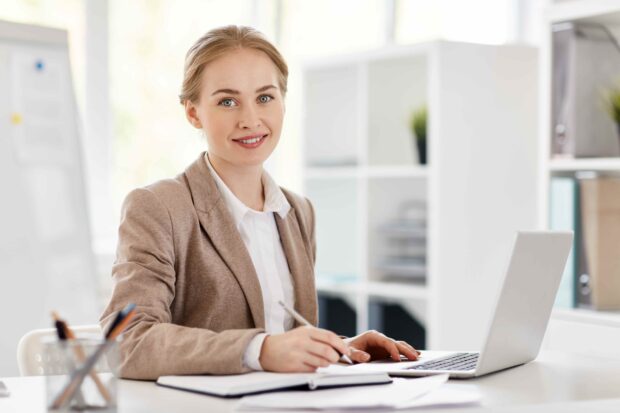 Junge Frau arbeitet als E-Commerce Manager.