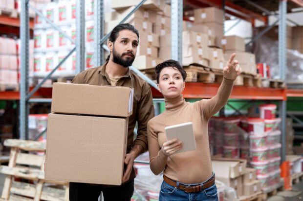 Logistikmanager weist Mitarbeiter ein.