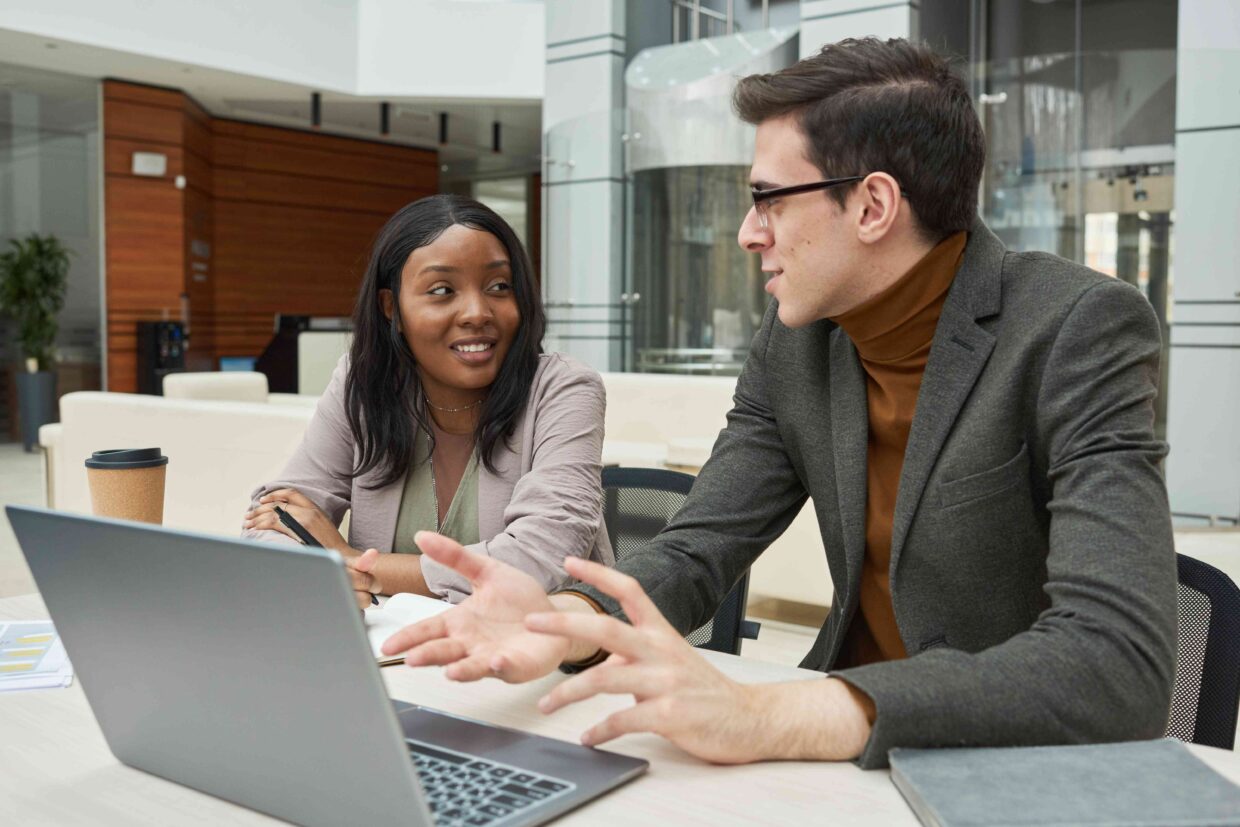 IT-Projektmanager erklärt Studentin die Abläufe.