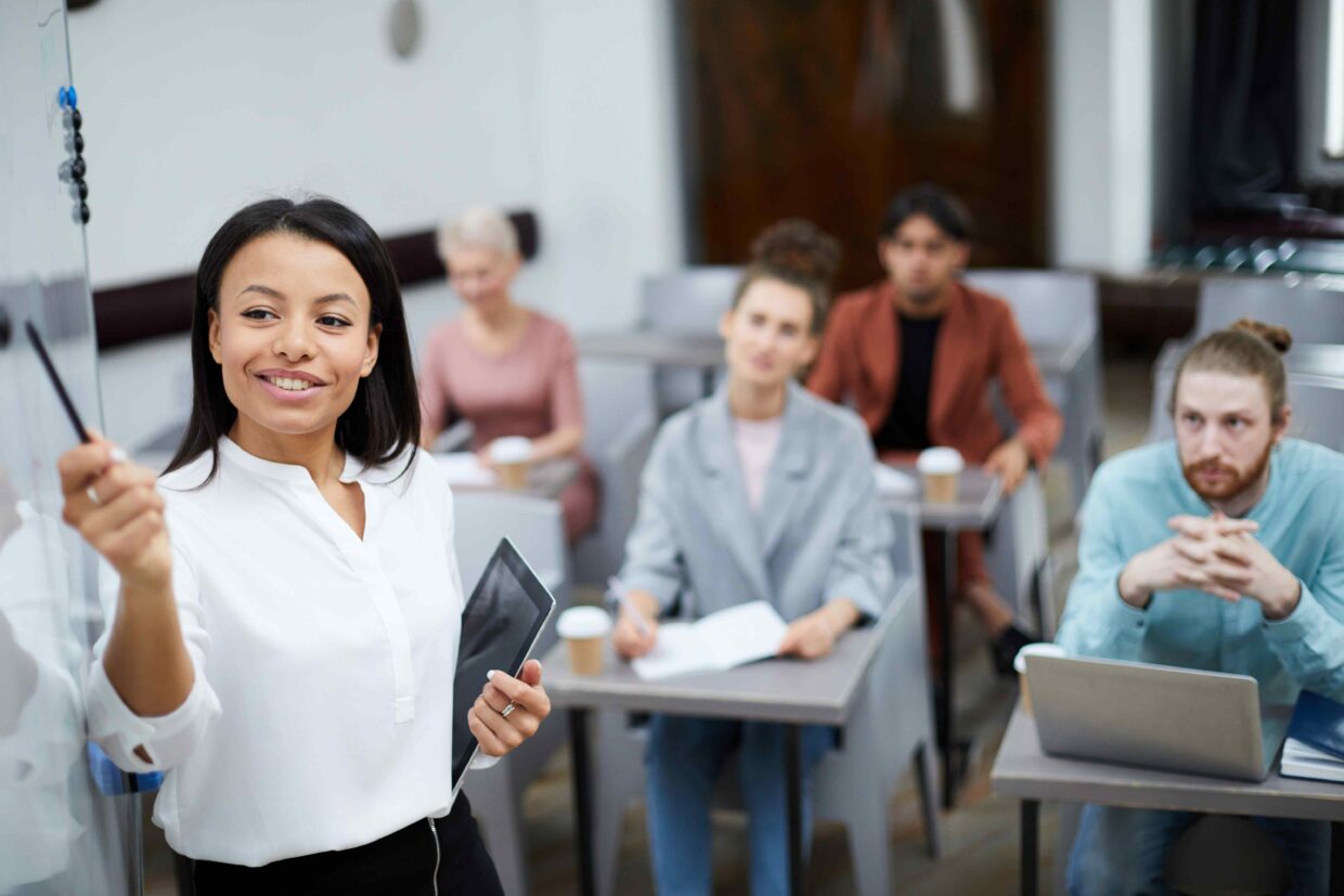 Studierende im Dualen Studium BWL mit Studienrichtung Warenwirtschaft und Logistik.
