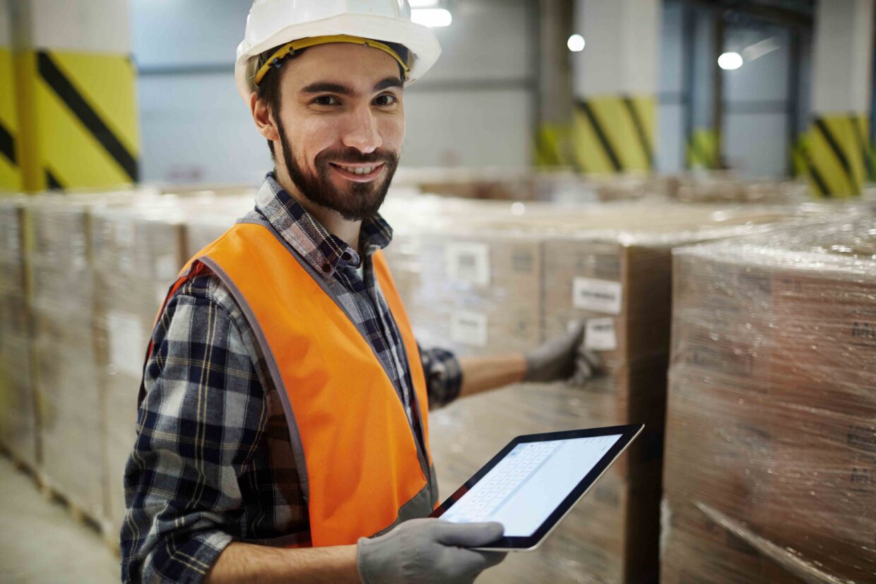 Logistikmanager im Lager mit Tablet.