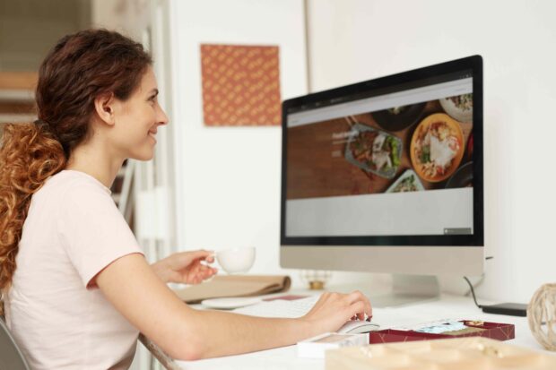 Screendesigner gestaltet eine Website.