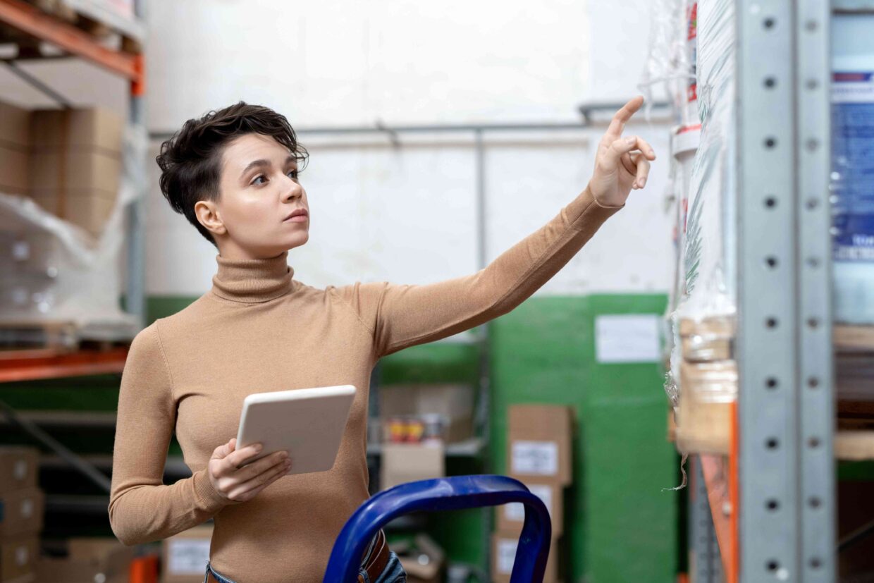 Junge Frau arbeitet als Logistikmanager.