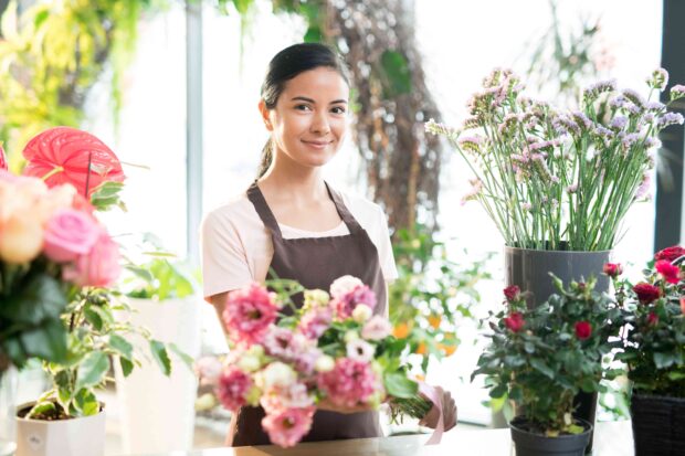 Floristin im Blumenladen