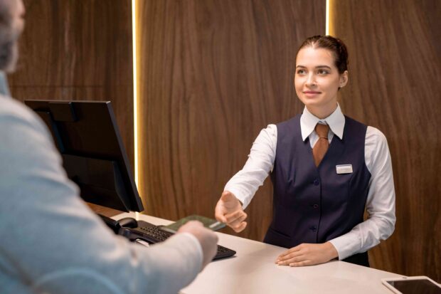 Hotelfachfrau an der Rezeption